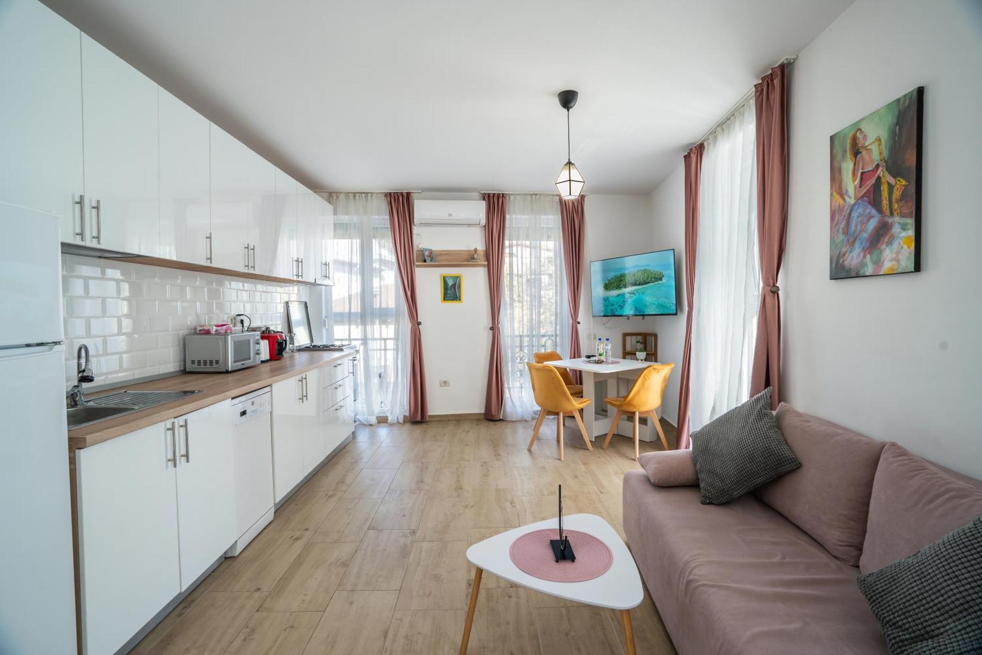 Lovely New Balcony Cismigiu Park - Pop5 Apartment Bucharest